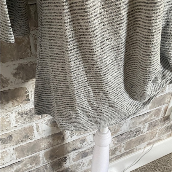 Matty M Gray Striped Women's Top. 3/4 Sleeves. Ruched waist. Size L. - Picture 5 of 13